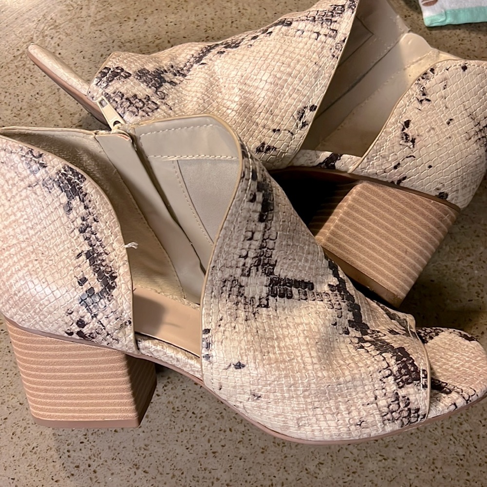FERGALICIOUS by Fergie peep toed chunky heel